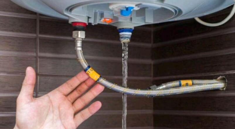 É melhor usar fole ou mangueira trançada para a conexão do aquecedor de água?